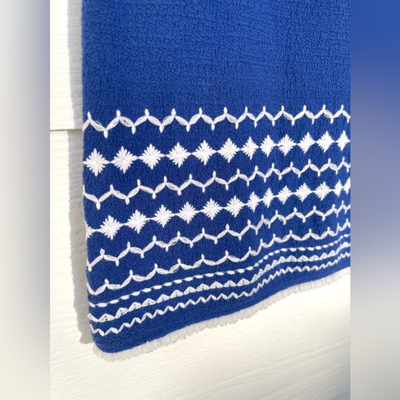 Banana Republic blue top with white embroidered detailing. Size small - Picture 4 of 6